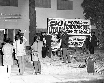 File:Anti-nuclear protest outside the AEC's Las Vegas Office.jpg