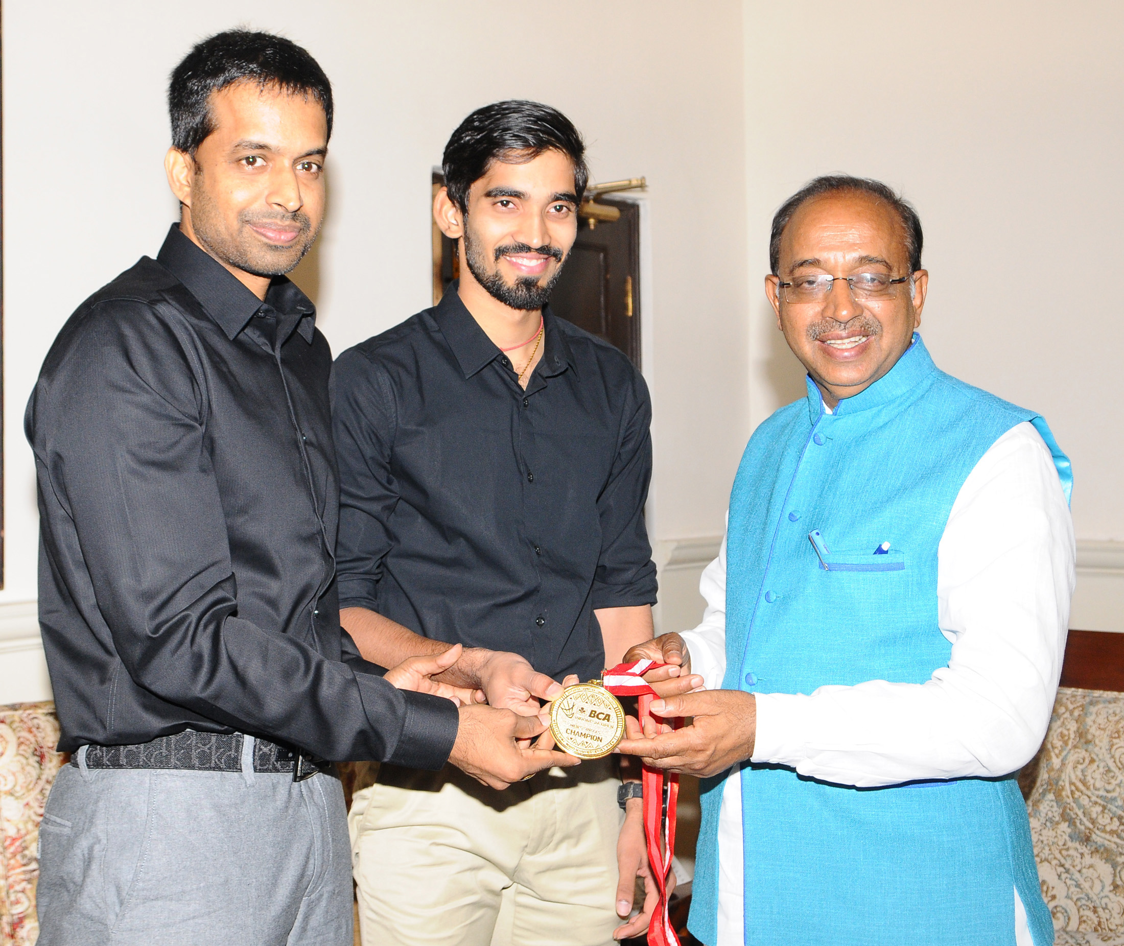FileBadminton Player Srikanth Kidambi along with Pullela Gopichand calling on the Minister of State for Youth Affairs and Sports (IC), Water Resources, River Development and Ganga Rejuvenation, Shri Vijay Goel, in New