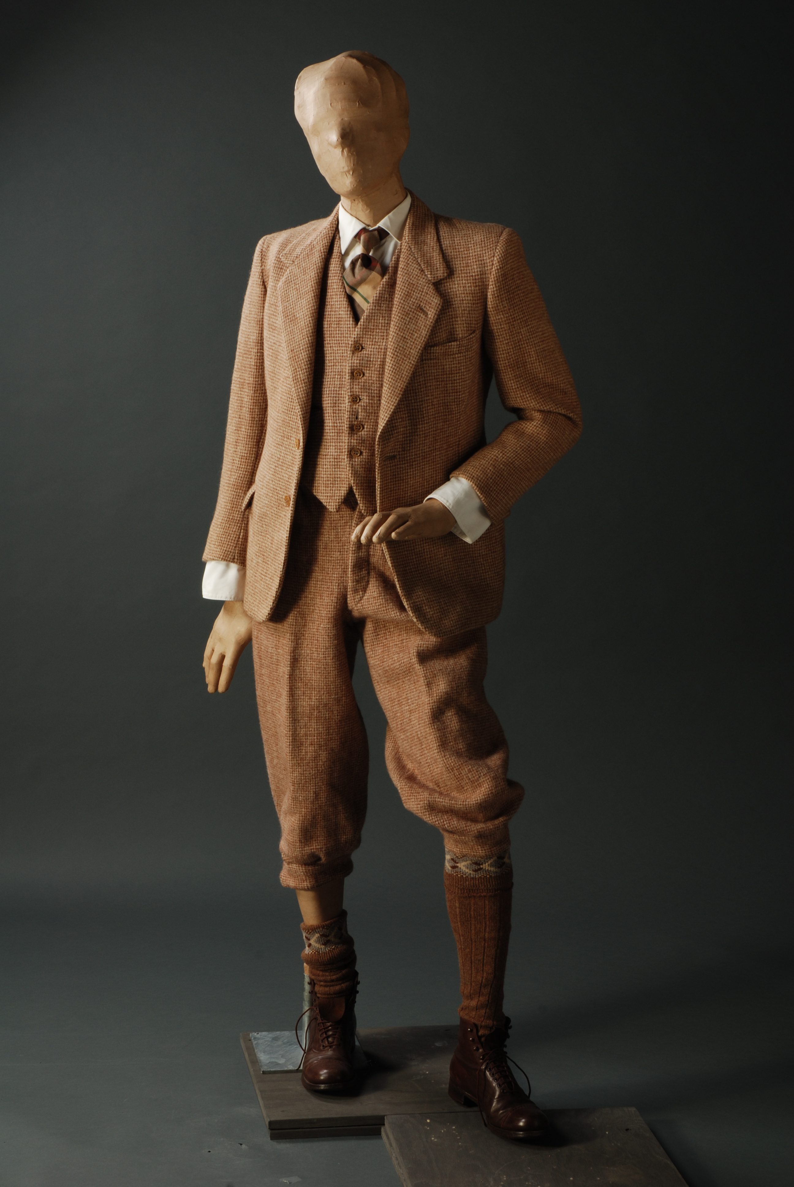Blijkbaar aankomen Zich afvragen File:Beigebruin tweed heren wandelkostuum, bestaande uit jasje, vest en  plusfours, objectnr 68576-1-3.JPG - Wikimedia Commons