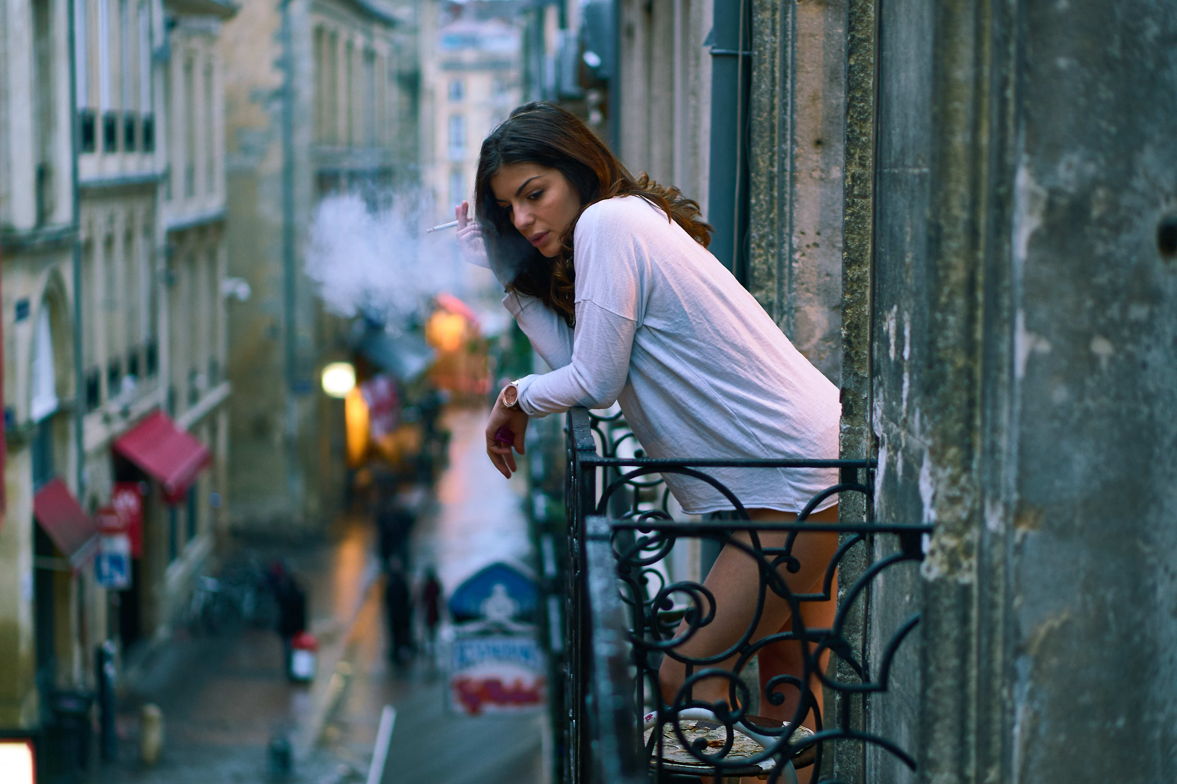 Девушка живет на улице. Девушка курит на балконе. Девушка на балконе. Женщина грустит. Красивая девушка на балконе.