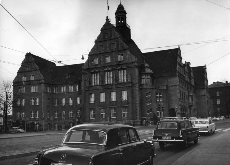 File:Bundesarchiv B 145 Bild-F009886-0003, Bielefeld, Gerichtsgebäude.jpg