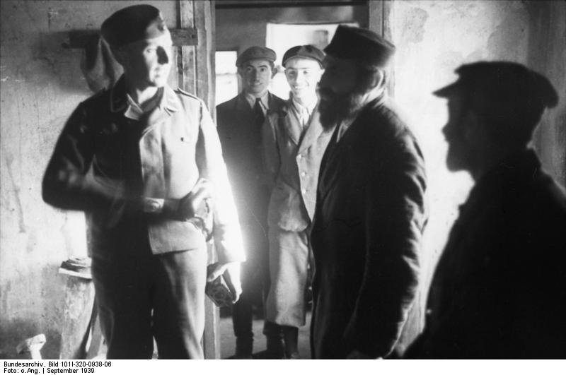 File:Bundesarchiv Bild 101I-320-0938-06, Polen, Soldat mit Zivilisten in Gebäude.jpg