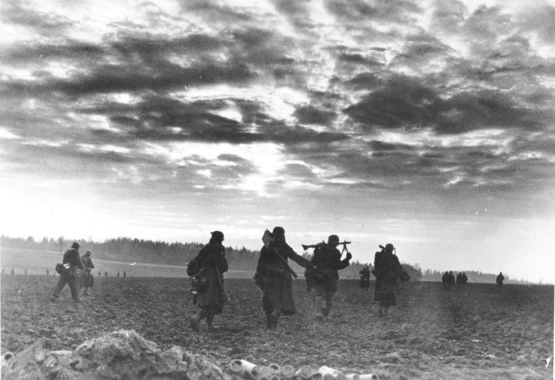 File:Bundesarchiv Bild 183-J28759, Ostdeutschland, deutsche Soldaten auf Feld.jpg