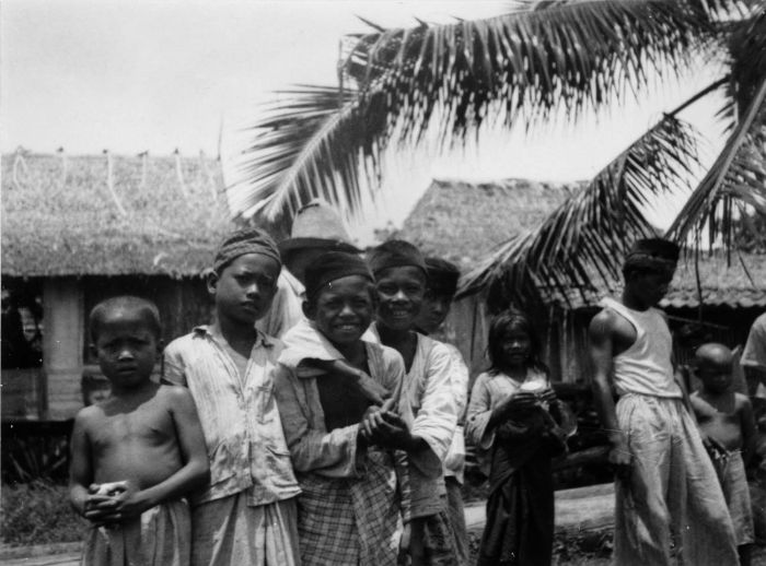 File:COLLECTIE TROPENMUSEUM Een groep kinderen op Palembang TMnr 60051198.jpg