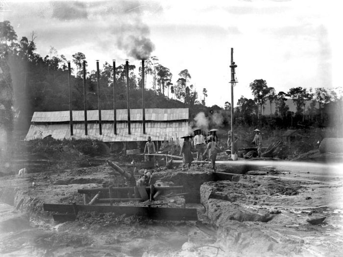 File:COLLECTIE TROPENMUSEUM Ketelhuis bij de hydraulische ontginning van de heuvel Toemang door de Singkep Tin Maatschappij Riouw TMnr 10007325.jpg