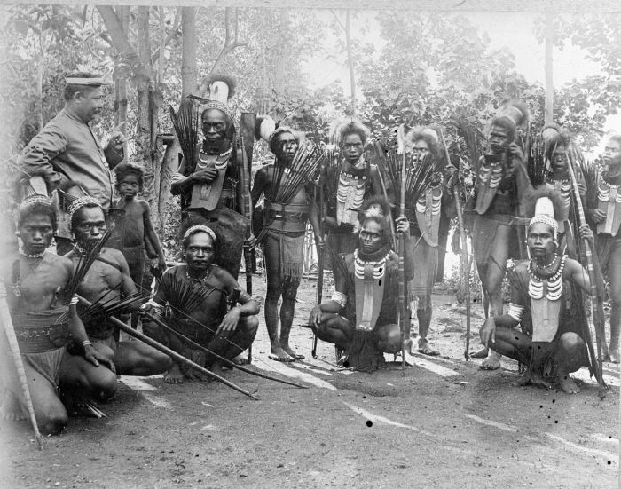 File:COLLECTIE TROPENMUSEUM Portret van een groep met pijl en boog gewapende krijgers op Poelau Alor TMnr 60002205.jpg