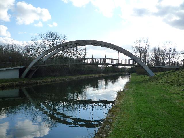 Canal bridge on the Paddington Arm - geograph.org.uk - 1186910