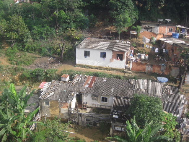 File:Casinhas abaixo do Teleférico no Complexo do Alemão.jpg