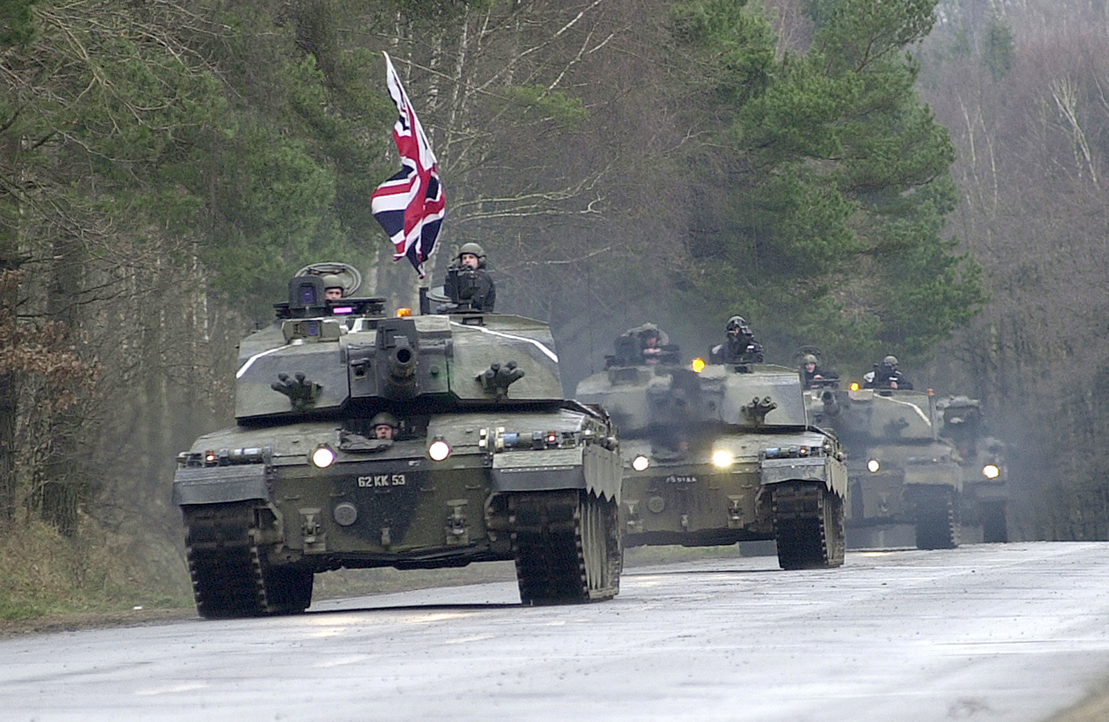 Challenger_2_main_battle_tank_on_Hohne_Ranges,_Germany.jpg