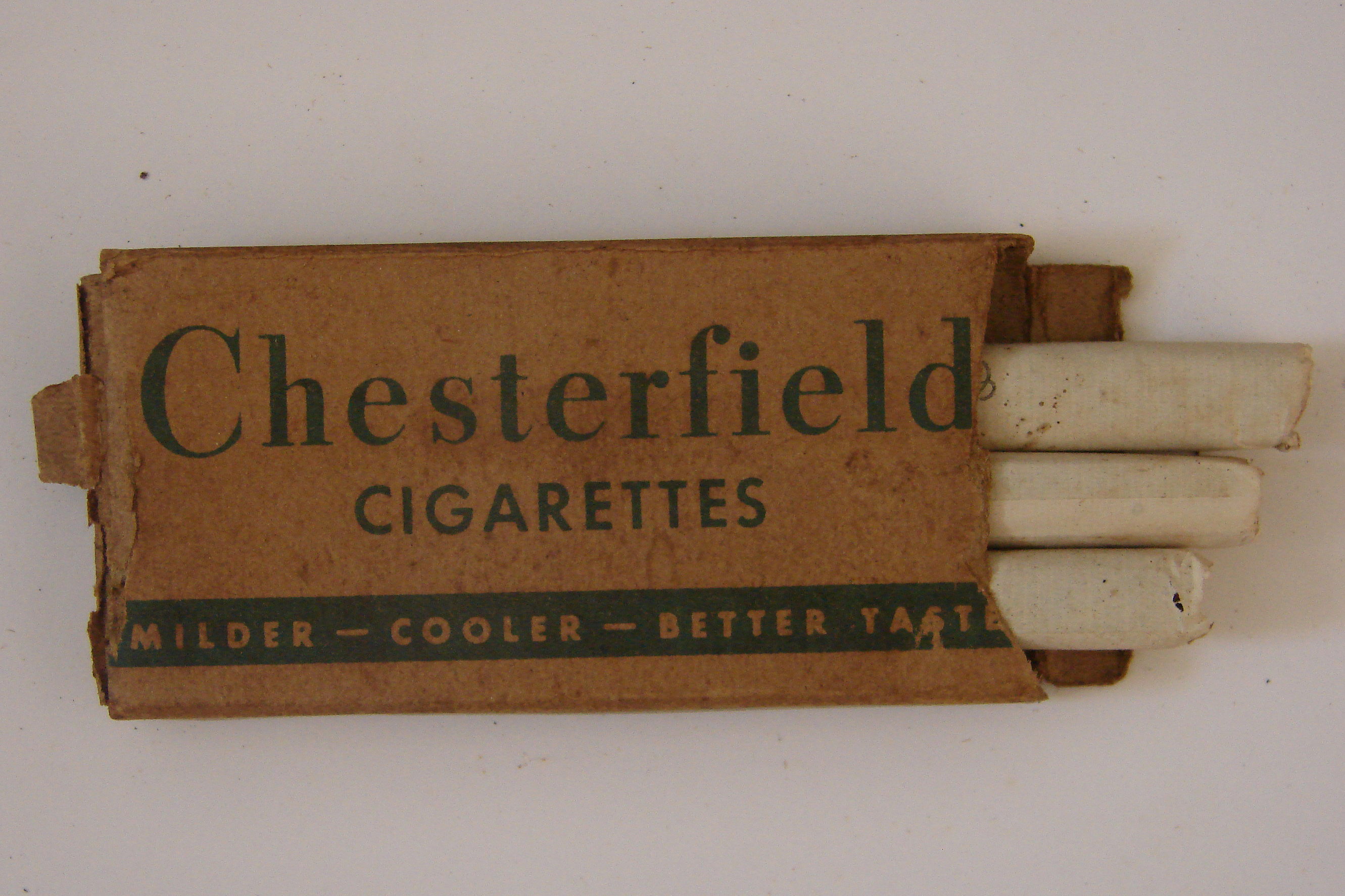 https://upload.wikimedia.org/wikipedia/commons/4/46/Chesterfield_cigarettes.JPG