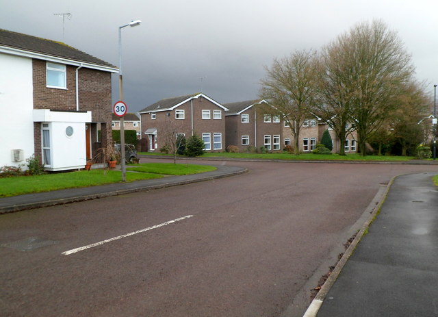 File:Chiltern Park houses, Thornbury - geograph.org.uk - 3393606.jpg