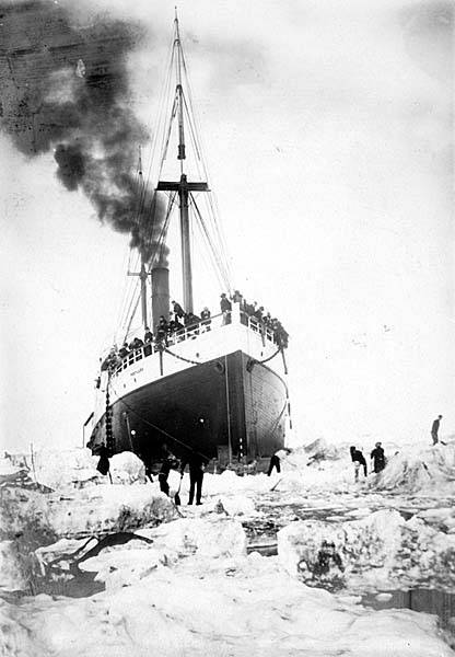 File:Cutting the SS PORTLAND out of Bering Sea ice, ca 1903 (TRANSPORT 355).jpg
