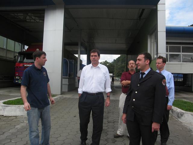 File:DCM Mark Perry (center) tours Sarpi border checkpoint on the Turkish border in western Georgia (September 2006).jpg