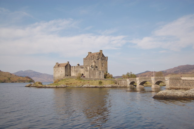 File:Eilean Donan castle on Easter Monday 2009 - geograph.org.uk - 1258376.jpg