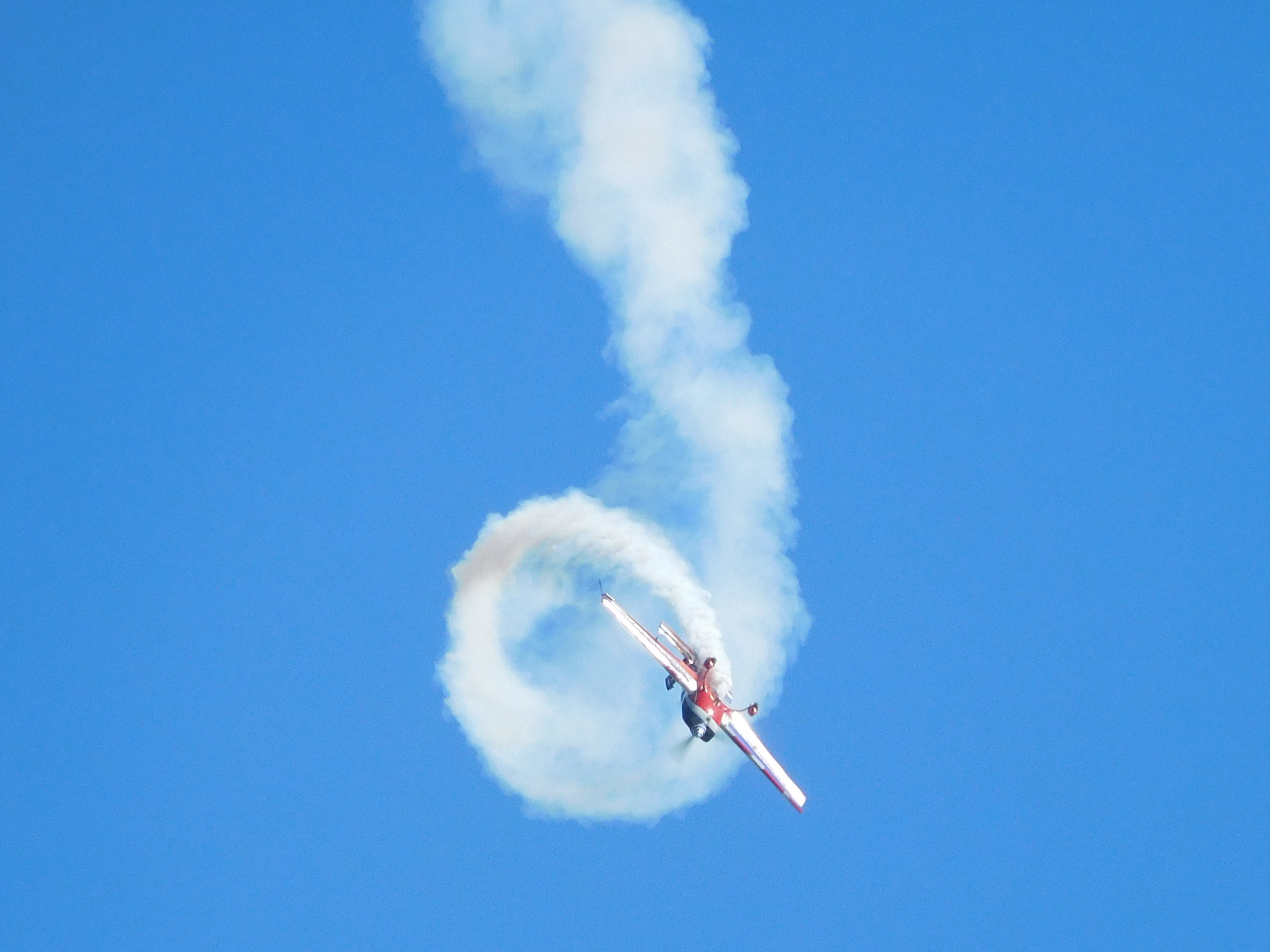 A l air. Extra 330 в небе. Airplane Smoke Trail. Aerobatics. Airplane Smoke Trail icon.