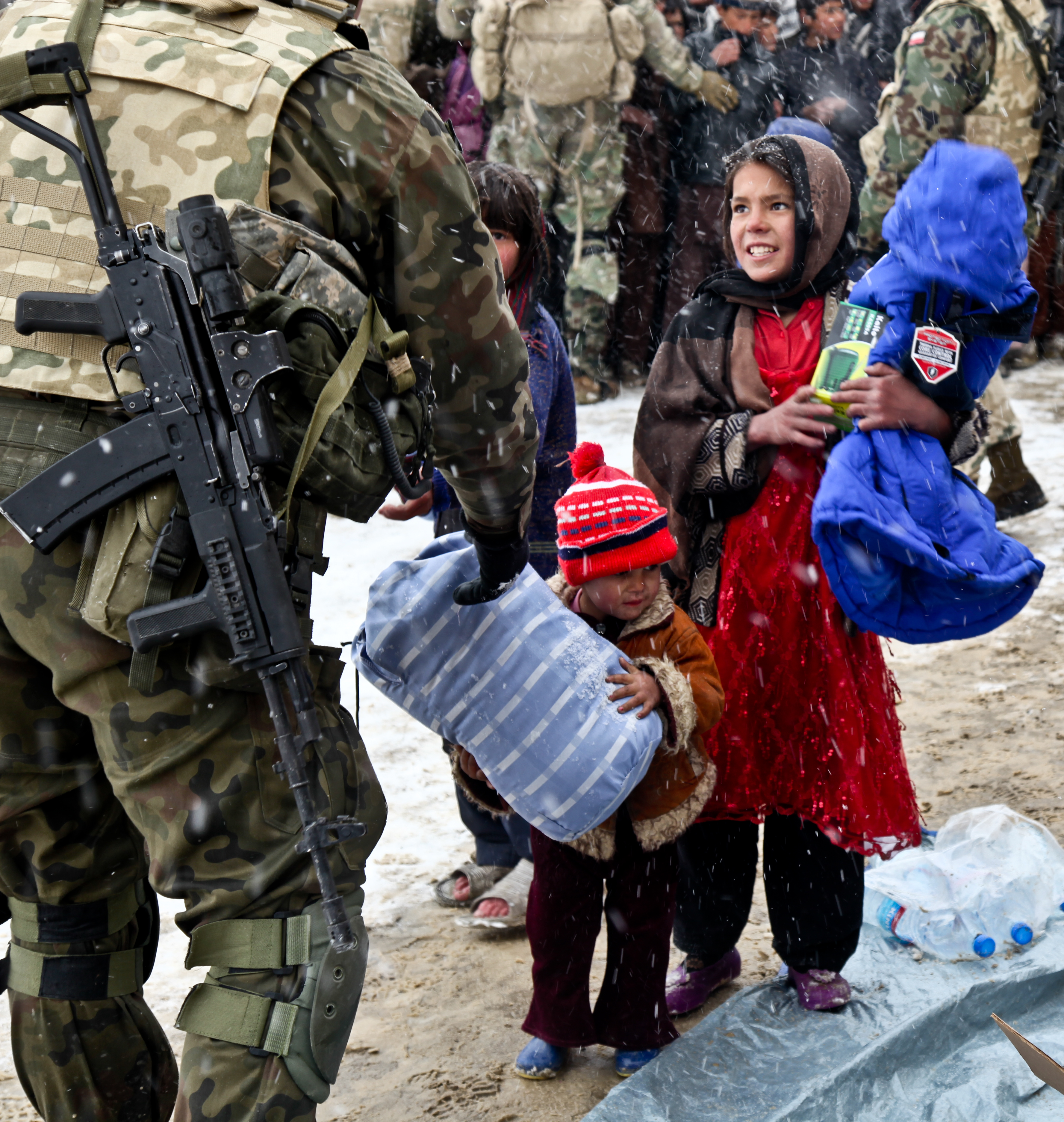 Солдат радуется. Сувениры из Афганистана. Вопросы от детей афганцам. Афганский ребенок и русский солдат.