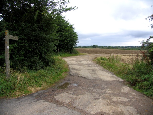 File:Footpaths and farm track - geograph.org.uk - 534195.jpg