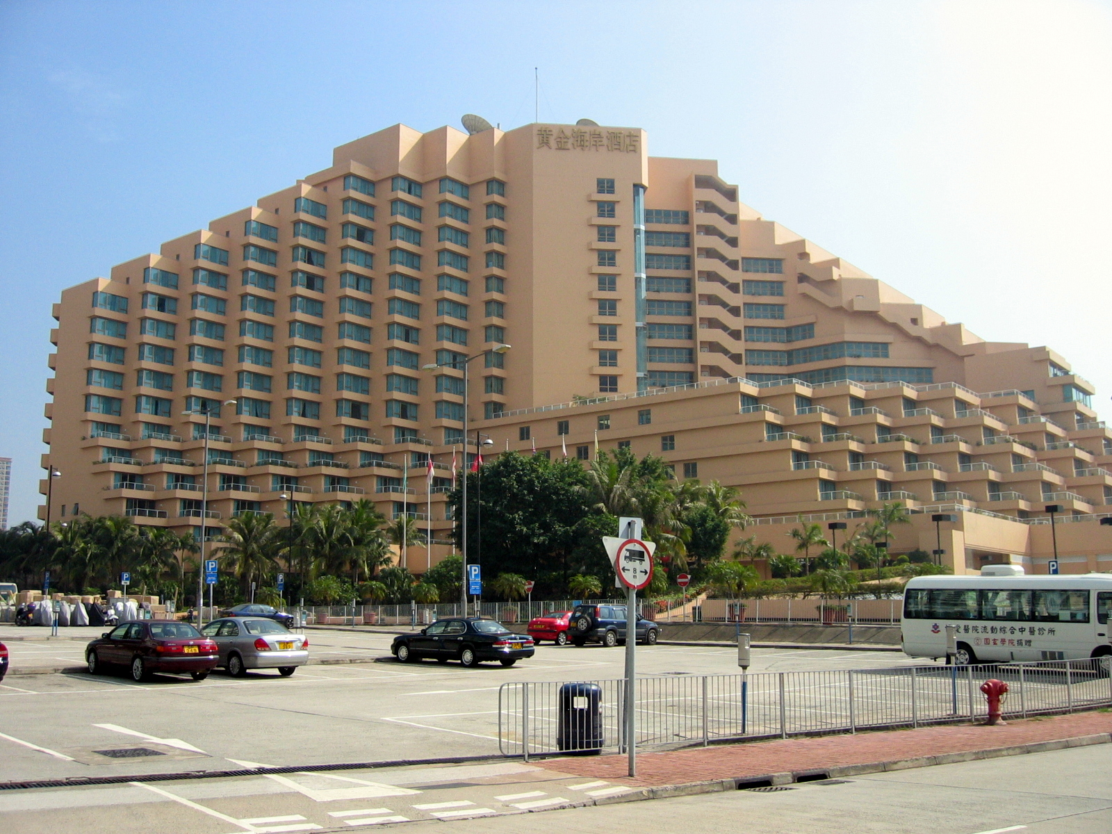  Hong Kong Gold Coast  Hotel 2006 jpg  