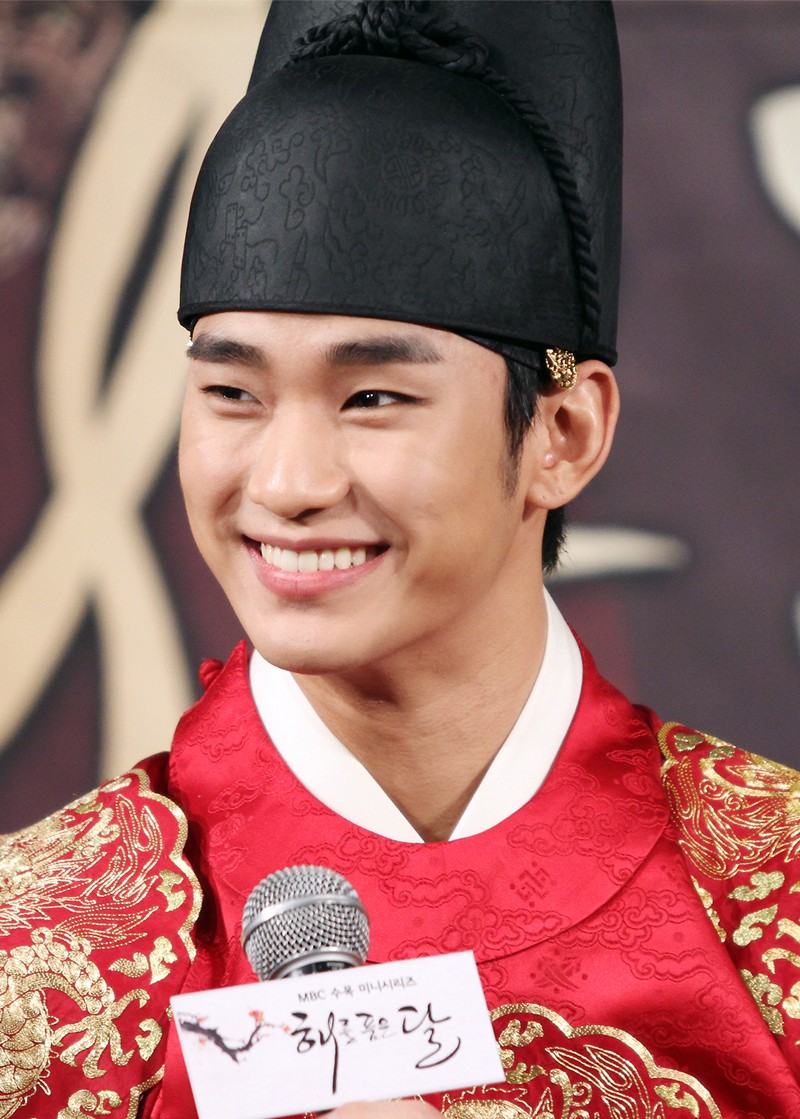 File:Kim Soo-hyun as Lee-hwon (Moon Embracing the Sun)  - Wikimedia  Commons