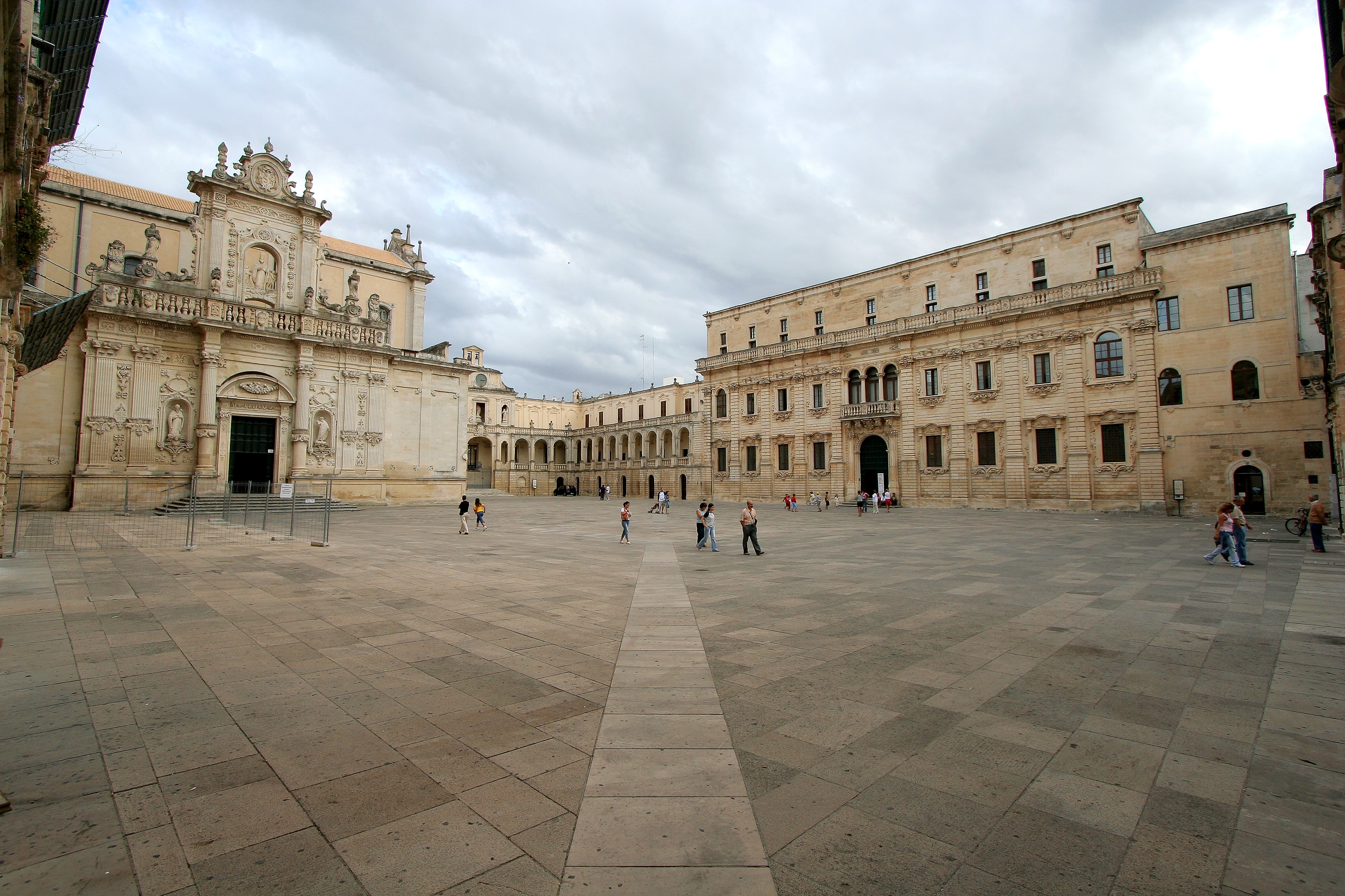 Lecce cathedral court.jpg