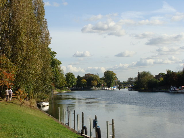 File:Looking towards Penton Hook Lock - geograph.org.uk - 1021732.jpg