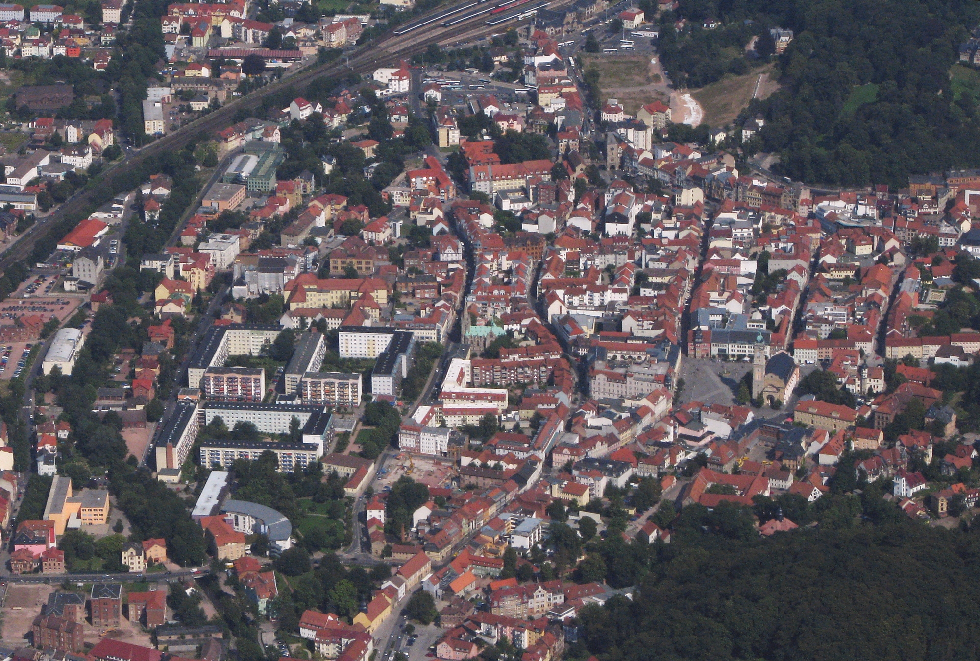 Luftbild_Eisenach_Altstadt_Lutherstadt_mit_Georgenkirche_Th%C3%BCringen_-_Foto_2009_Wolfgang_Pehlemann_Steinberg_Osttsee_IMG_0488.jpg