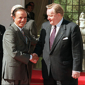 Ahtisaari with Carlos Menem in 1997