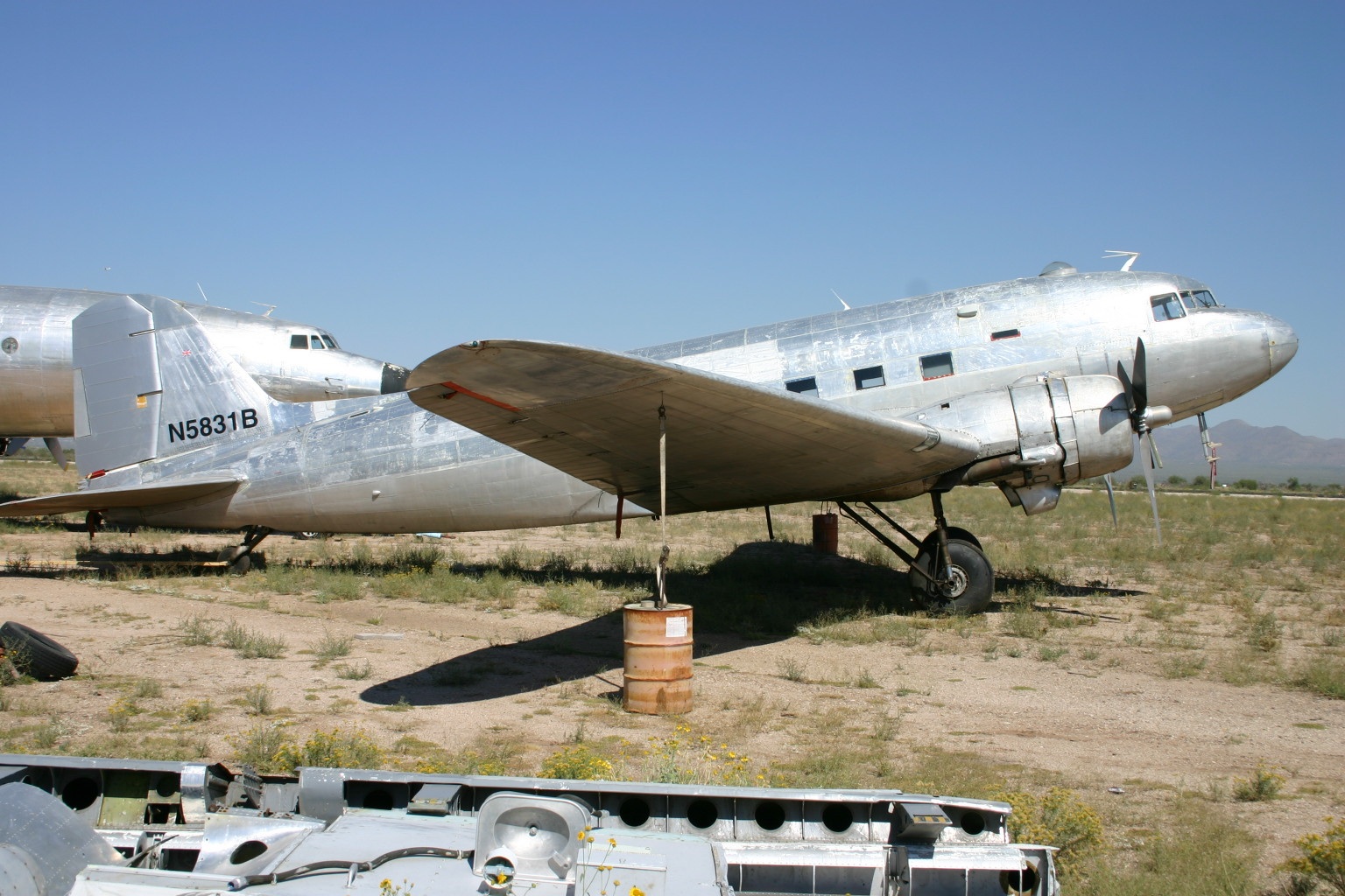 File:N5831B Douglas DC-3 All Silver (8392191204).jpg - Wikimedia