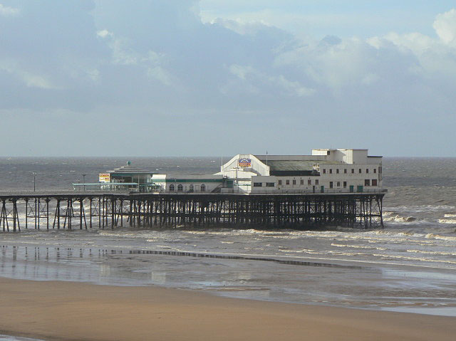 File:North Pier - geograph.org.uk - 1583993.jpg