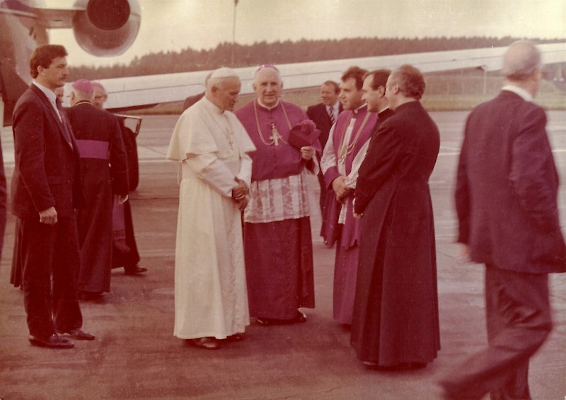 File:Pope John Paul II 11 06 1987 02.jpg