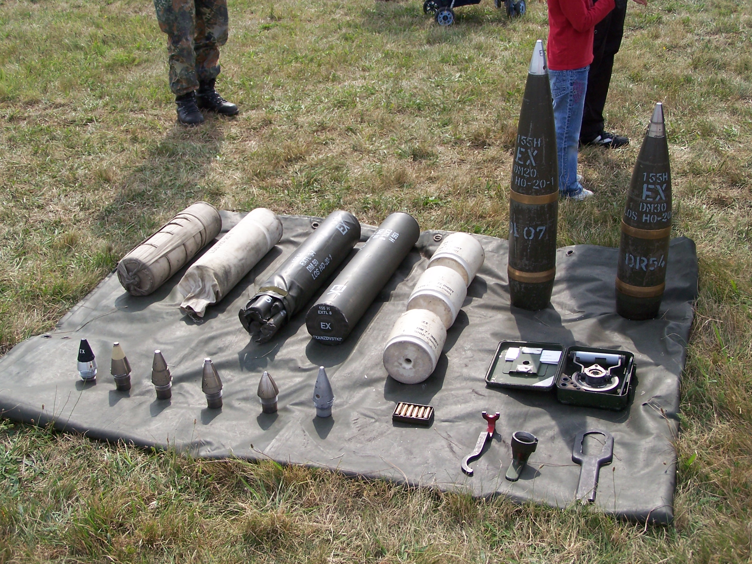 Various items of artillery ammunition to include a 1942 '2PR No.2