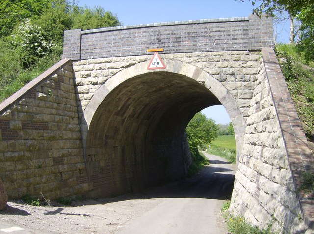 File:Railway arch on quarry line - geograph.org.uk - 440604.jpg