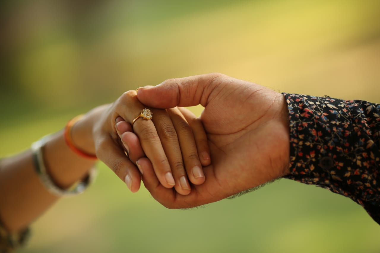 Close-up of hands holding a ring photo – Free Finger Image on Unsplash