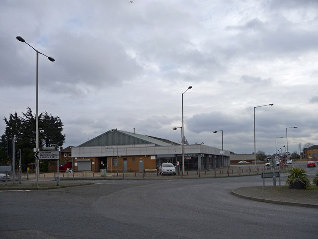 File:Roundabout, Waltham Cross, Hertfordshire - geograph.org.uk - 1202899.jpg