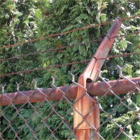 File:Rusty fence.jpg