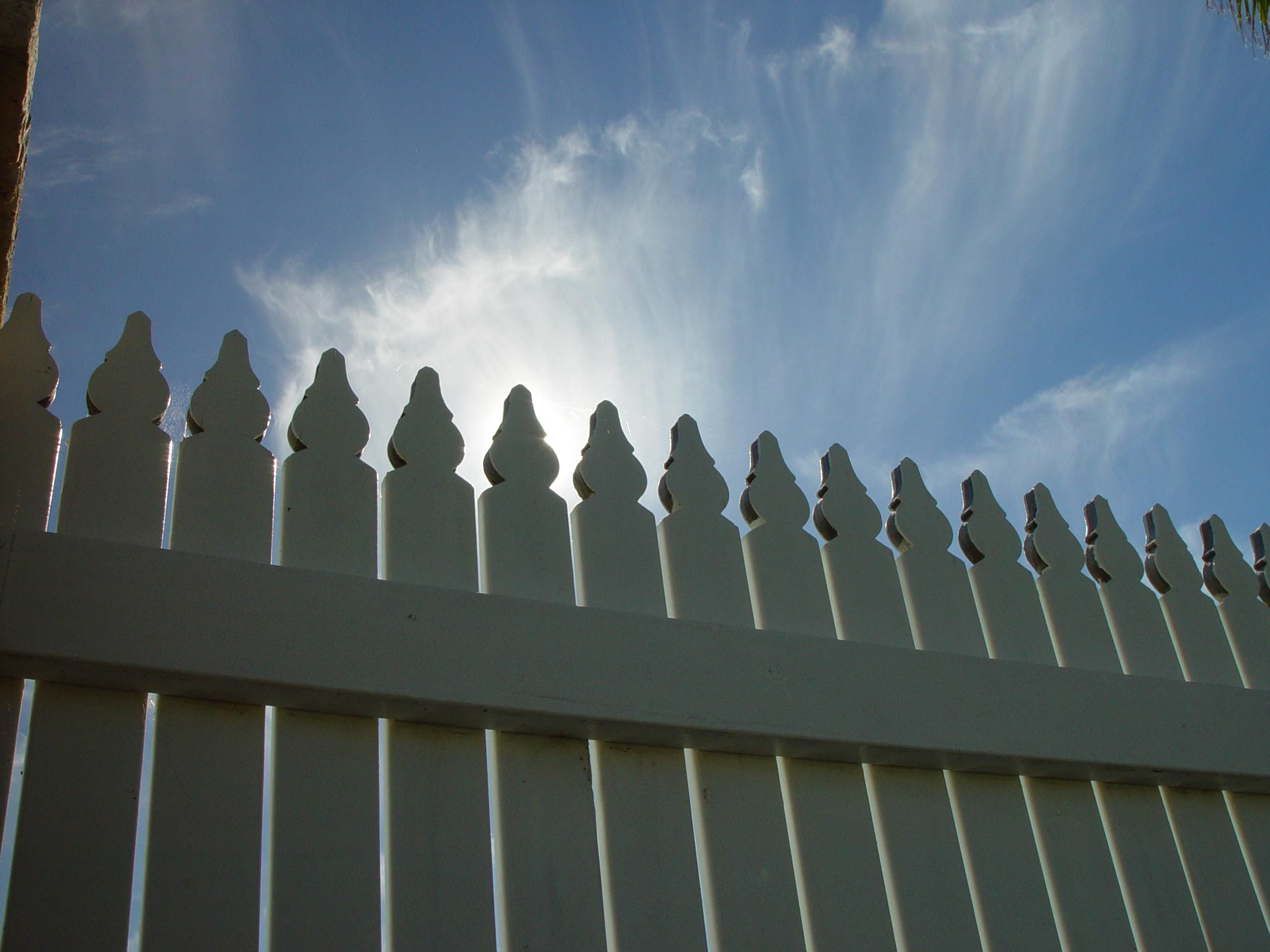 Good fences make. Забор пикет.