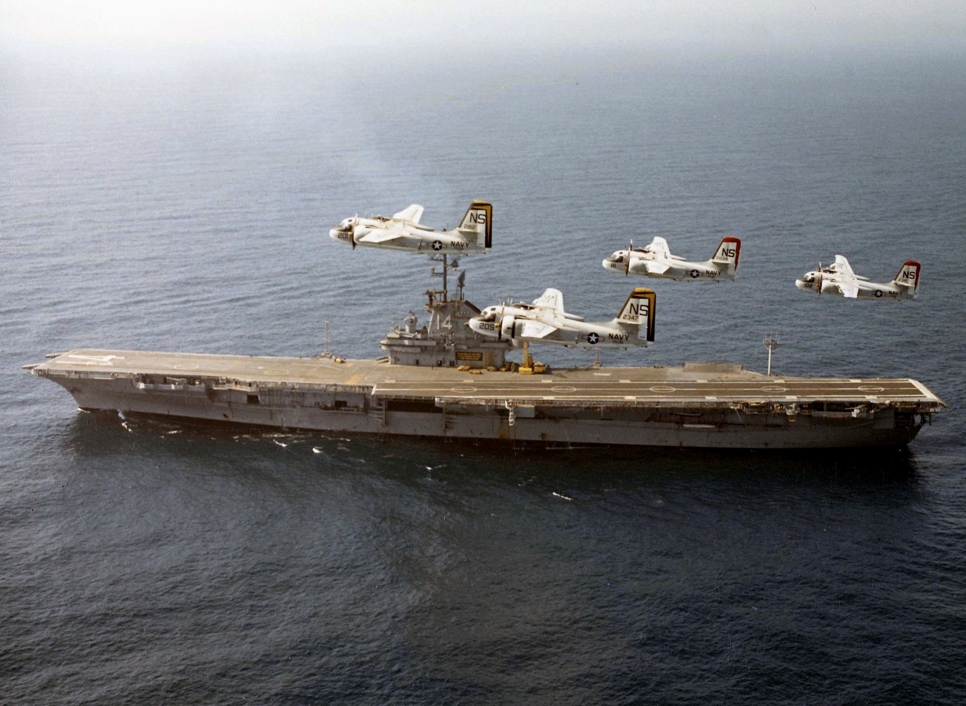 File:USS Ticonderoga (CVS-14) with S-2E Trackers 1970.jpg 