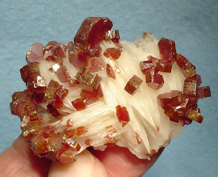 File:Vanadinite-Baryte-247695.jpg