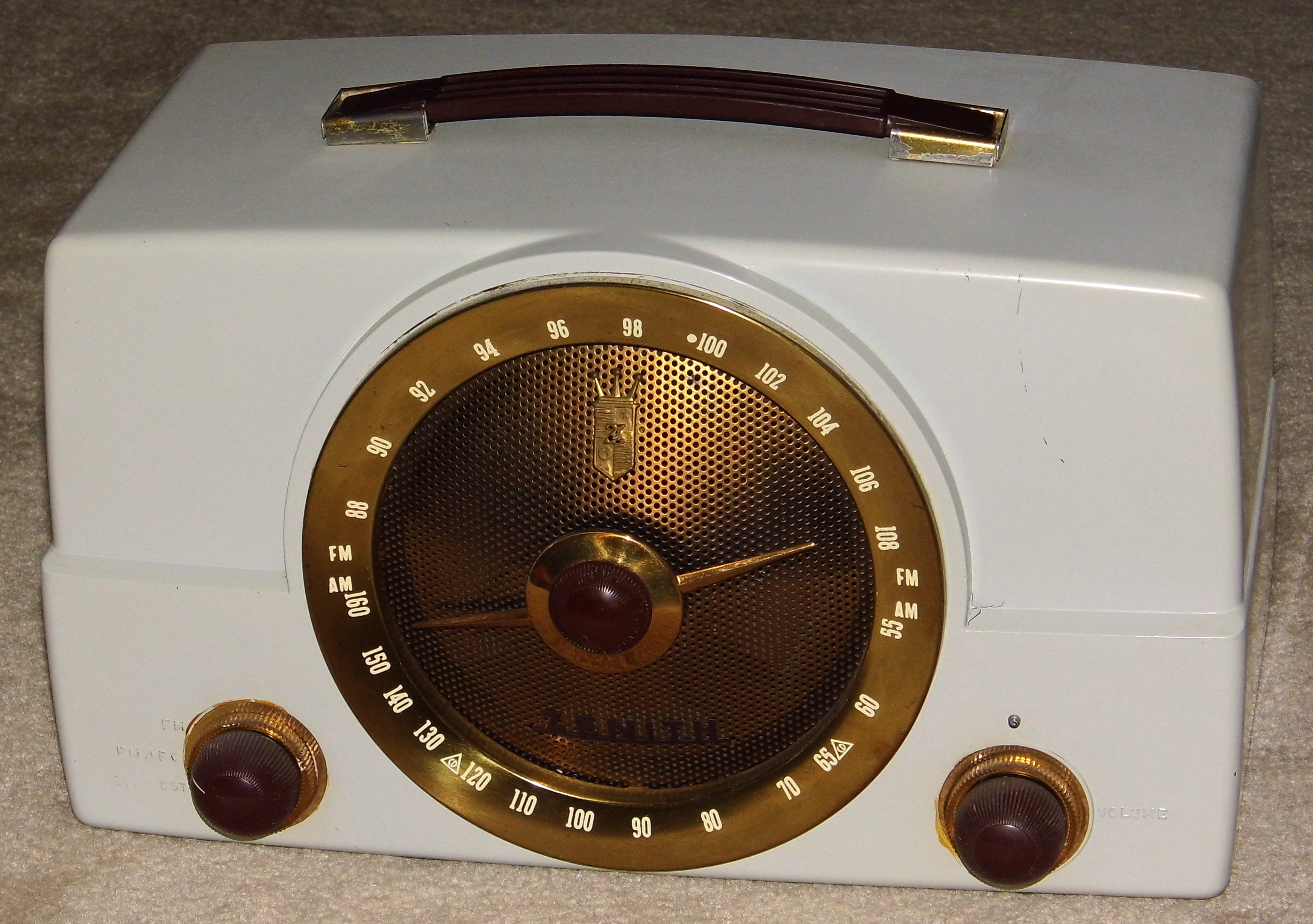 File:Vintage Zenith Table Radio, Model Y825, Painted Bakelite