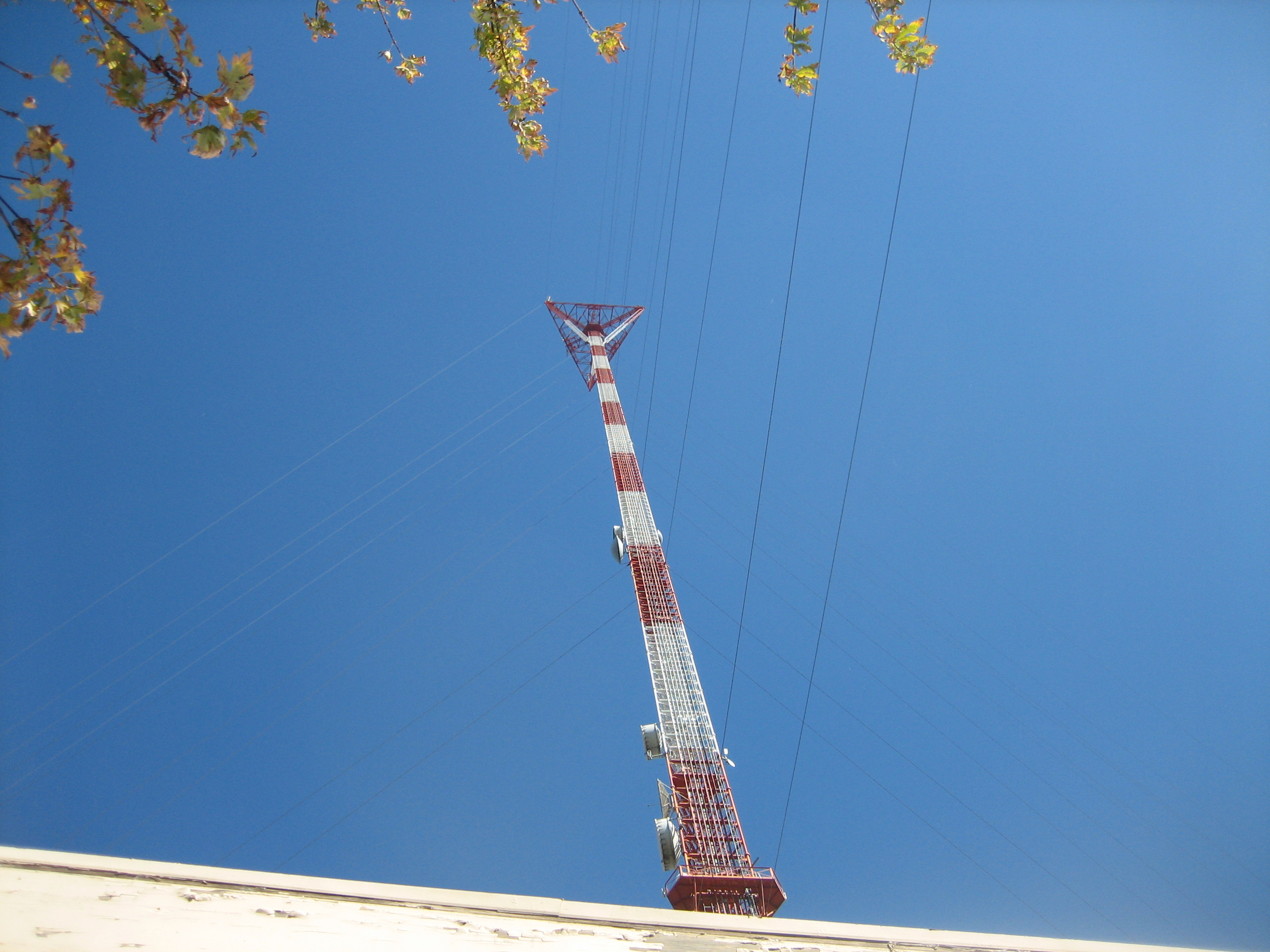 Вышка в калифорнии. KXTV/KOVR Tower. Башня KXTV / KOVR. Вышка KXTV/KOVR. Радиомачта KXTV/KOVR.