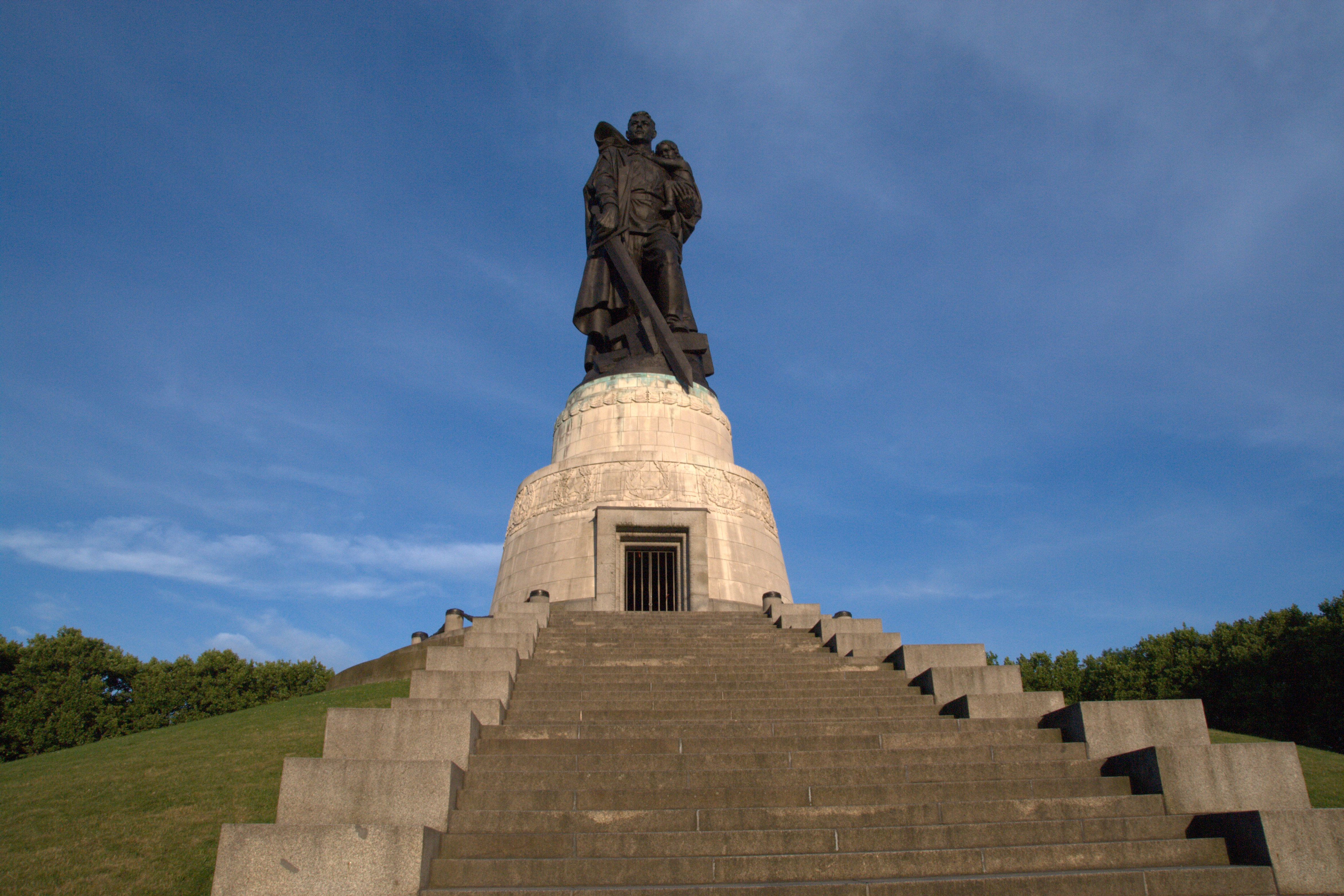 Воин освободитель в берлинском. Трептов парк монумент воину-освободителю. «Воин-освободитель» — монумент в берлинском Трептов-парке.. Памятник советскому солдату в Трептов парке в Берлине. Воин-освободитель в берлинском Трептов-парке.