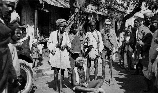 https://upload.wikimedia.org/wikipedia/commons/4/47/A_group_of_Indian_beggars_in_1940.jpg