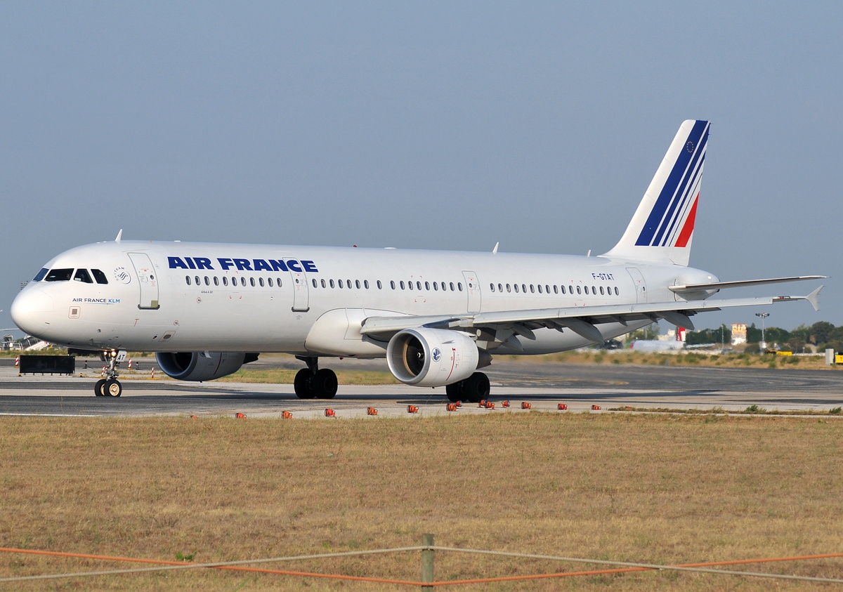 https://upload.wikimedia.org/wikipedia/commons/4/47/Airbus_A321-211%2C_Air_France_AN1595470.jpg