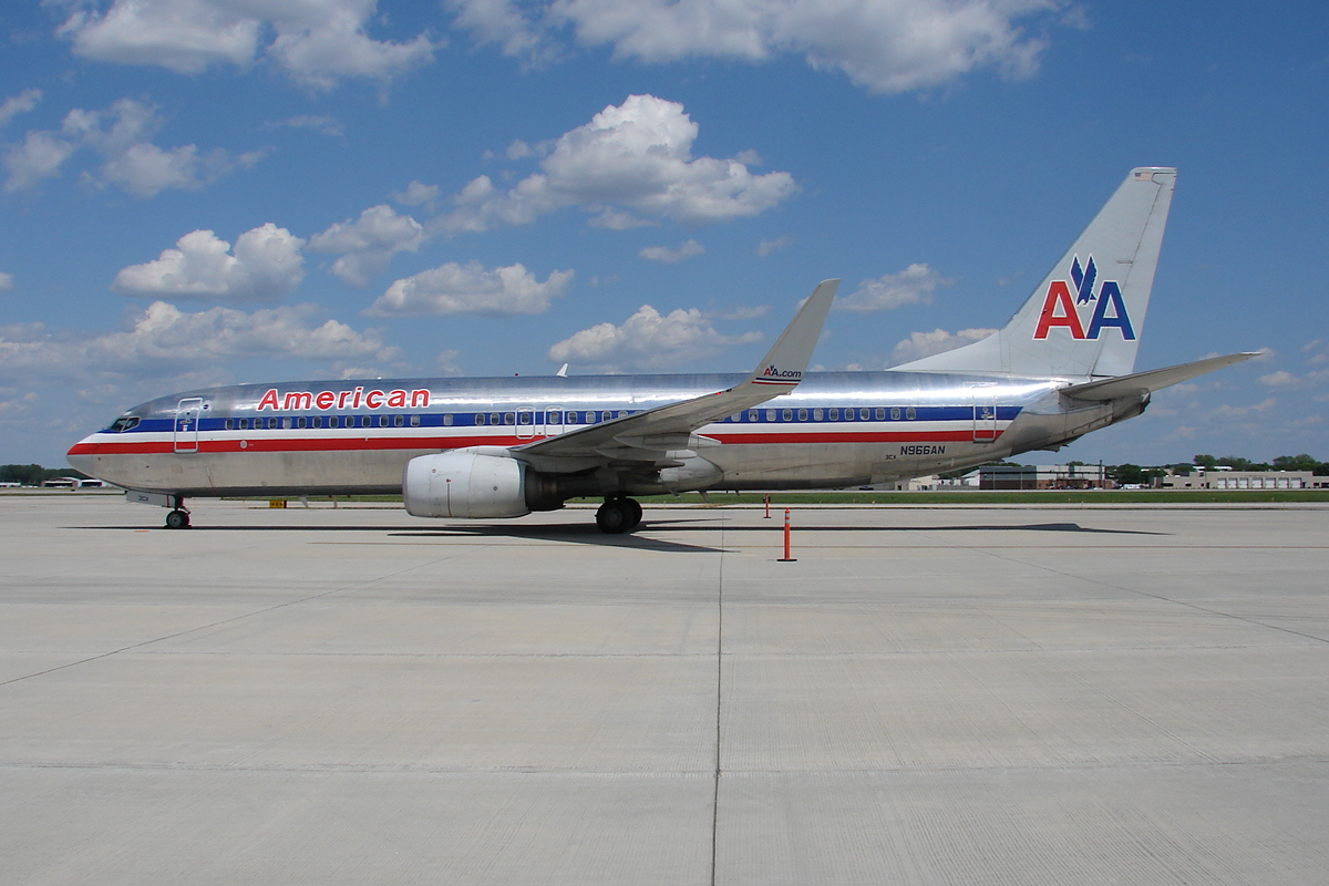 American Airlines Boeing 737-800 (N966AN) (7154798873).jpg