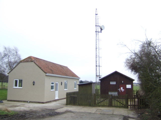 File:BT communications station - geograph.org.uk - 327449.jpg