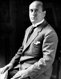 Retrato sentado de Benito Mussolini con traje y corbata mirando a la izquierda