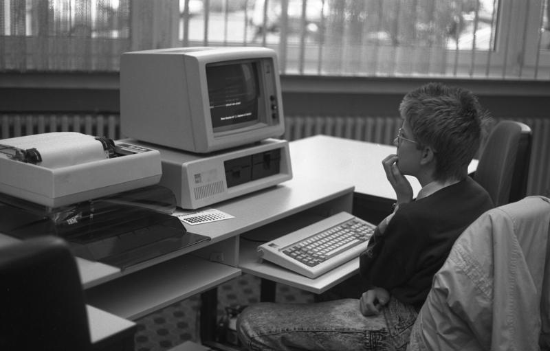 File:Bundesarchiv B 145 Bild-F077869-0019, Jugend-Computerschule mit IBM-PC.jpg