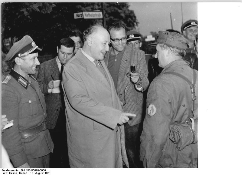 File:Bundesarchiv Bild 183-85690-0006, Berlin, Mauerbau, Bereitschaftspolizei, Besuch Norden.jpg