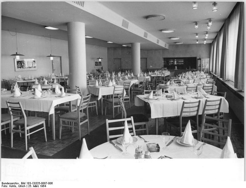 File:Bundesarchiv Bild 183-C0325-0007-006, Berlin, Hohenschönhausen,  Dynamo-Sporthotel, Speisesaal.jpg - Wikimedia Commons