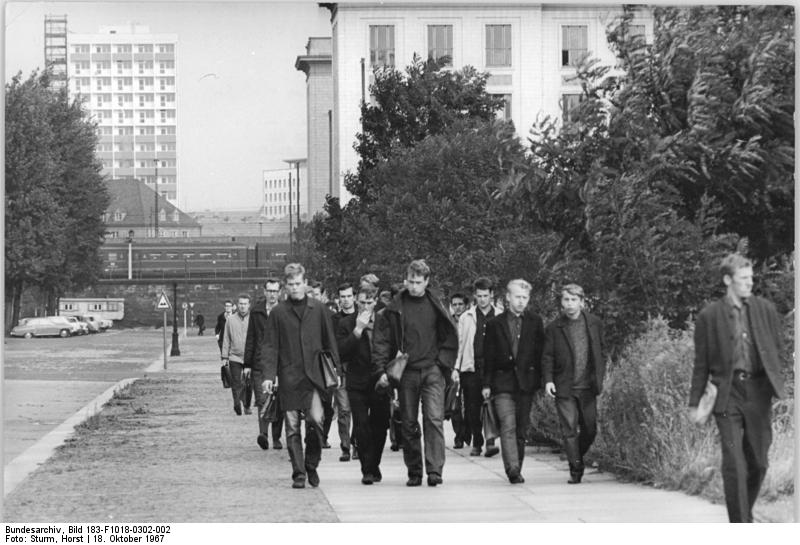 File:Bundesarchiv Bild 183-F1018-0302-002, Dresden, Studenten der Verkehrshochschule.jpg
